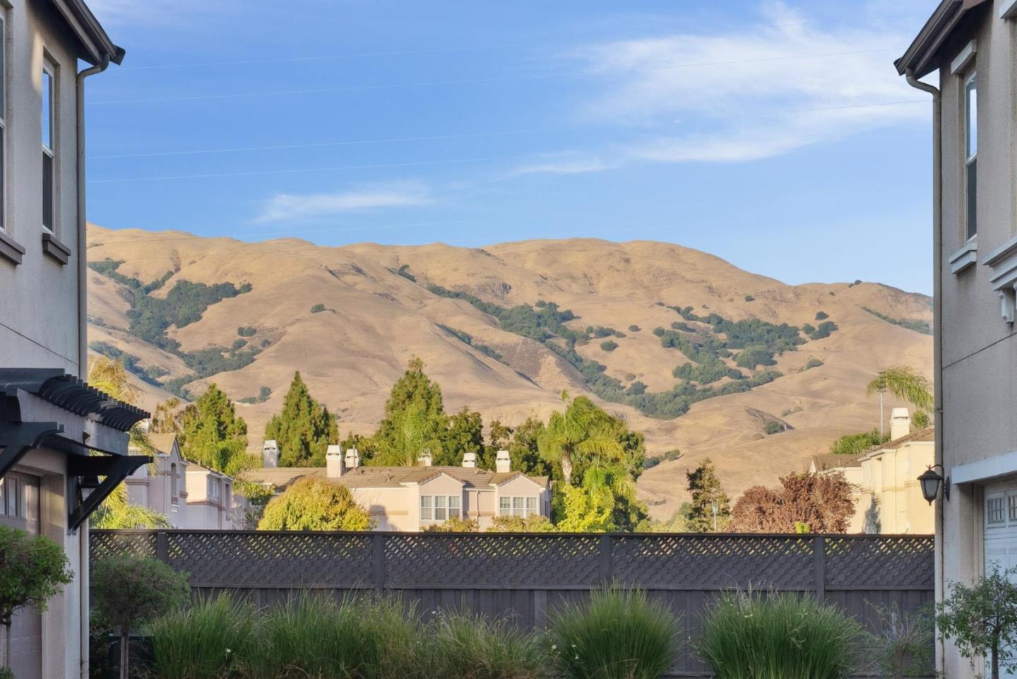 Detail Gallery Image 2 of 32 For 1566 Hidden Creek Ln, Milpitas,  CA 95035 - 4 Beds | 3/1 Baths