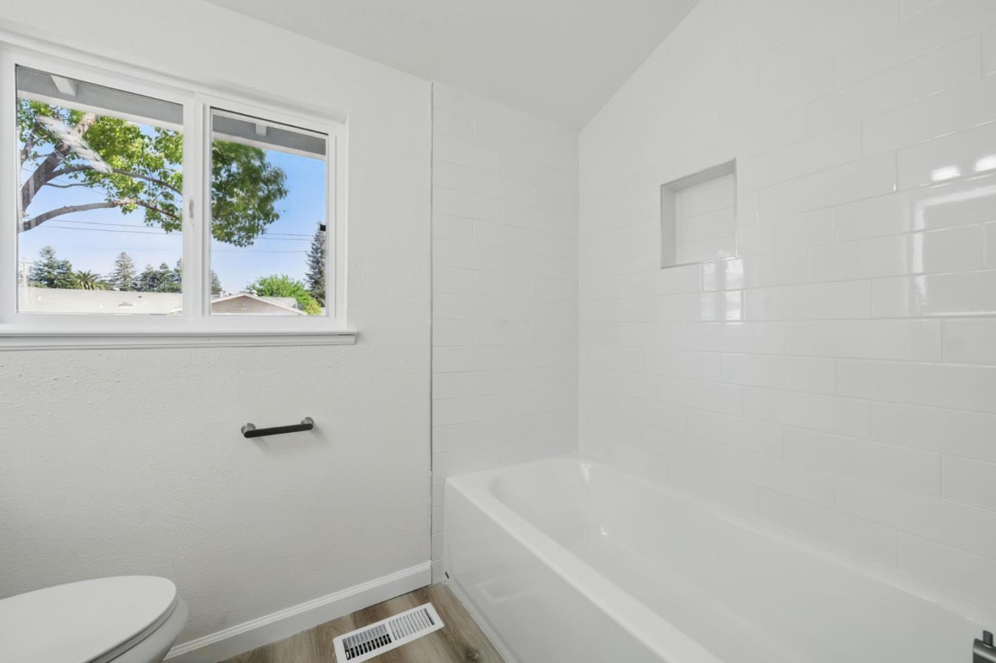 Detail Gallery Image 17 of 40 For 1693 Greentree Dr, Concord,  CA 94521 - 3 Beds | 2 Baths