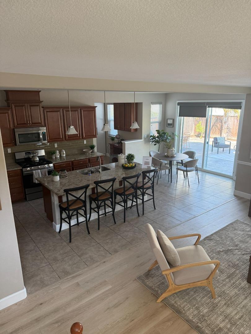 Detail Gallery Image 5 of 44 For 7722 Curry Dr, Gilroy,  CA 95020 - 5 Beds | 4/1 Baths