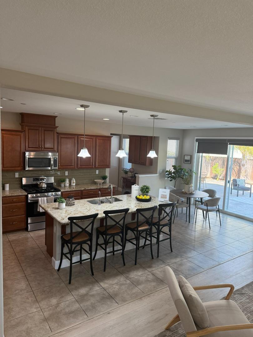 Detail Gallery Image 6 of 44 For 7722 Curry Dr, Gilroy,  CA 95020 - 5 Beds | 4/1 Baths