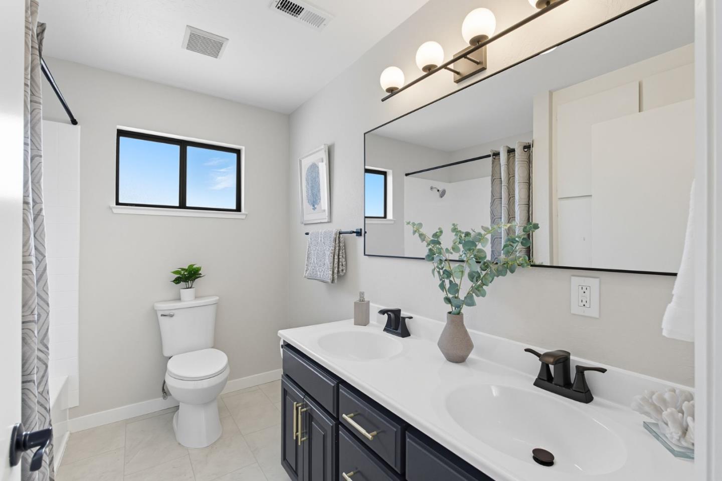 Detail Gallery Image 15 of 40 For 164 Wisteria Dr, East Palo Alto,  CA 94303 - 4 Beds | 2 Baths