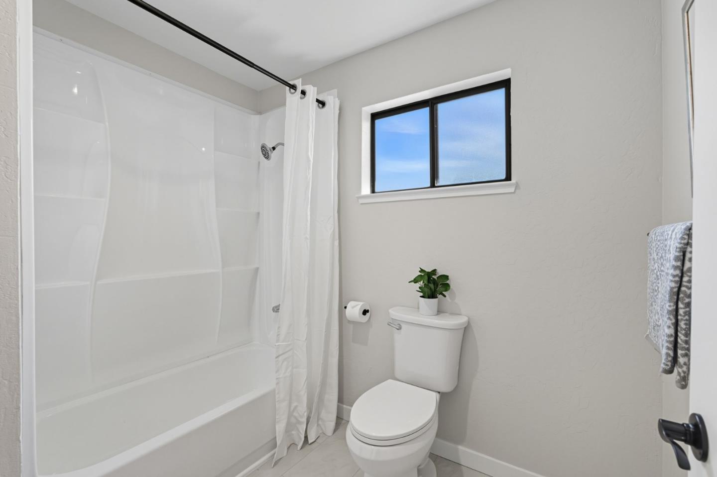 Detail Gallery Image 20 of 40 For 164 Wisteria Dr, East Palo Alto,  CA 94303 - 4 Beds | 2 Baths