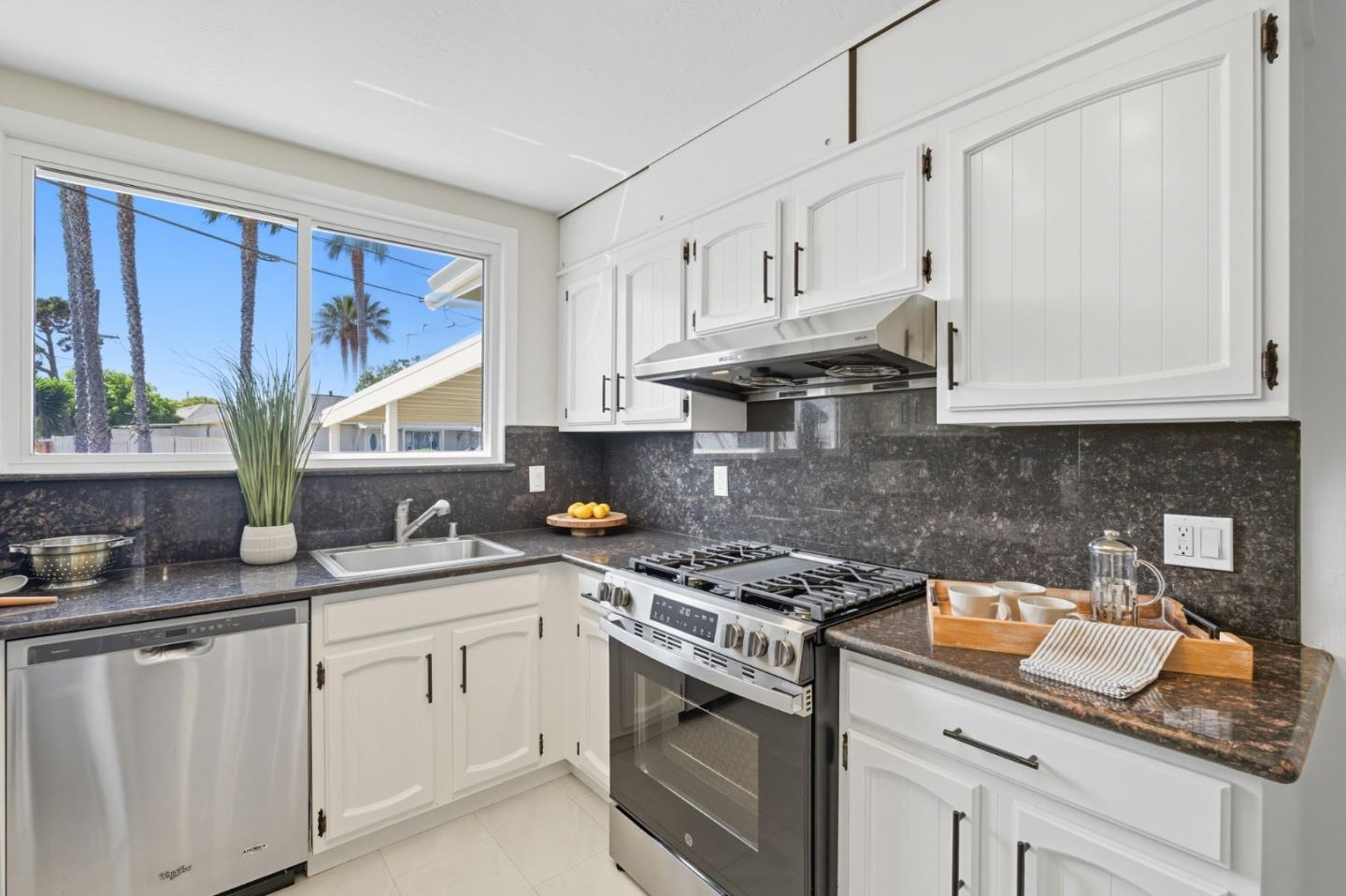 Detail Gallery Image 4 of 40 For 164 Wisteria Dr, East Palo Alto,  CA 94303 - 4 Beds | 2 Baths
