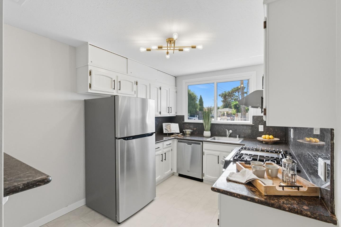 Detail Gallery Image 5 of 40 For 164 Wisteria Dr, East Palo Alto,  CA 94303 - 4 Beds | 2 Baths