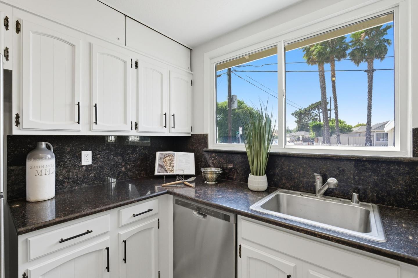 Detail Gallery Image 6 of 40 For 164 Wisteria Dr, East Palo Alto,  CA 94303 - 4 Beds | 2 Baths