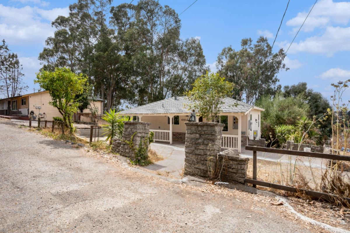 Detail Gallery Image 3 of 16 For 5250 Sunset Dr, El Sobrante,  CA 94803 - 3 Beds | 3 Baths
