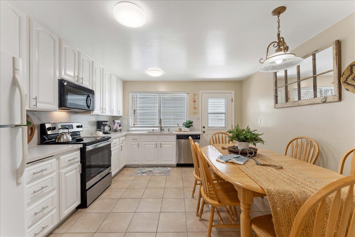 Detail Gallery Image 10 of 36 For 208 Stockton Ave, Capitola,  CA 95010 - – Beds | – Baths