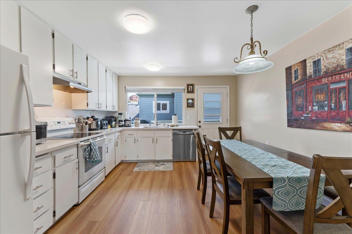 Detail Gallery Image 24 of 36 For 208 Stockton Ave, Capitola,  CA 95010 - – Beds | – Baths