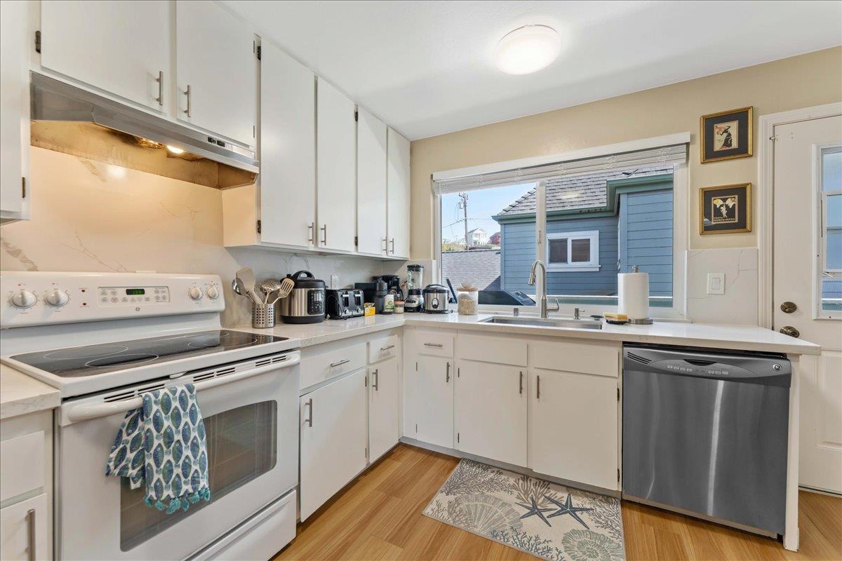 Detail Gallery Image 25 of 36 For 208 Stockton Ave, Capitola,  CA 95010 - – Beds | – Baths