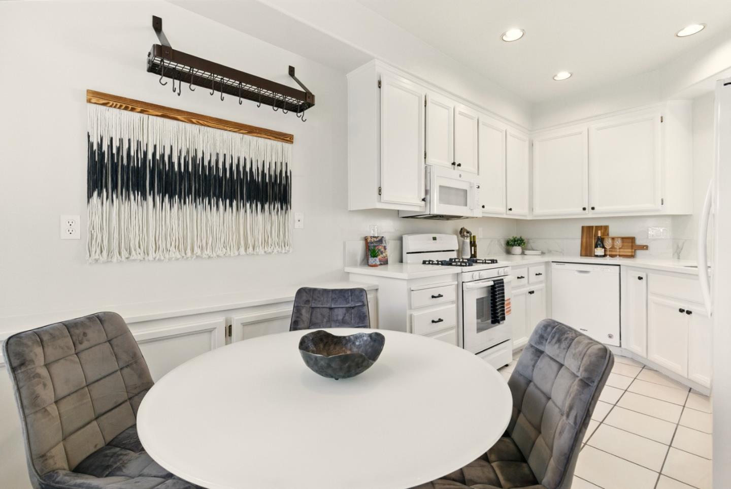Detail Gallery Image 10 of 47 For 583 Shoal Cir, Redwood Shores,  CA 94065 - 2 Beds | 2/1 Baths