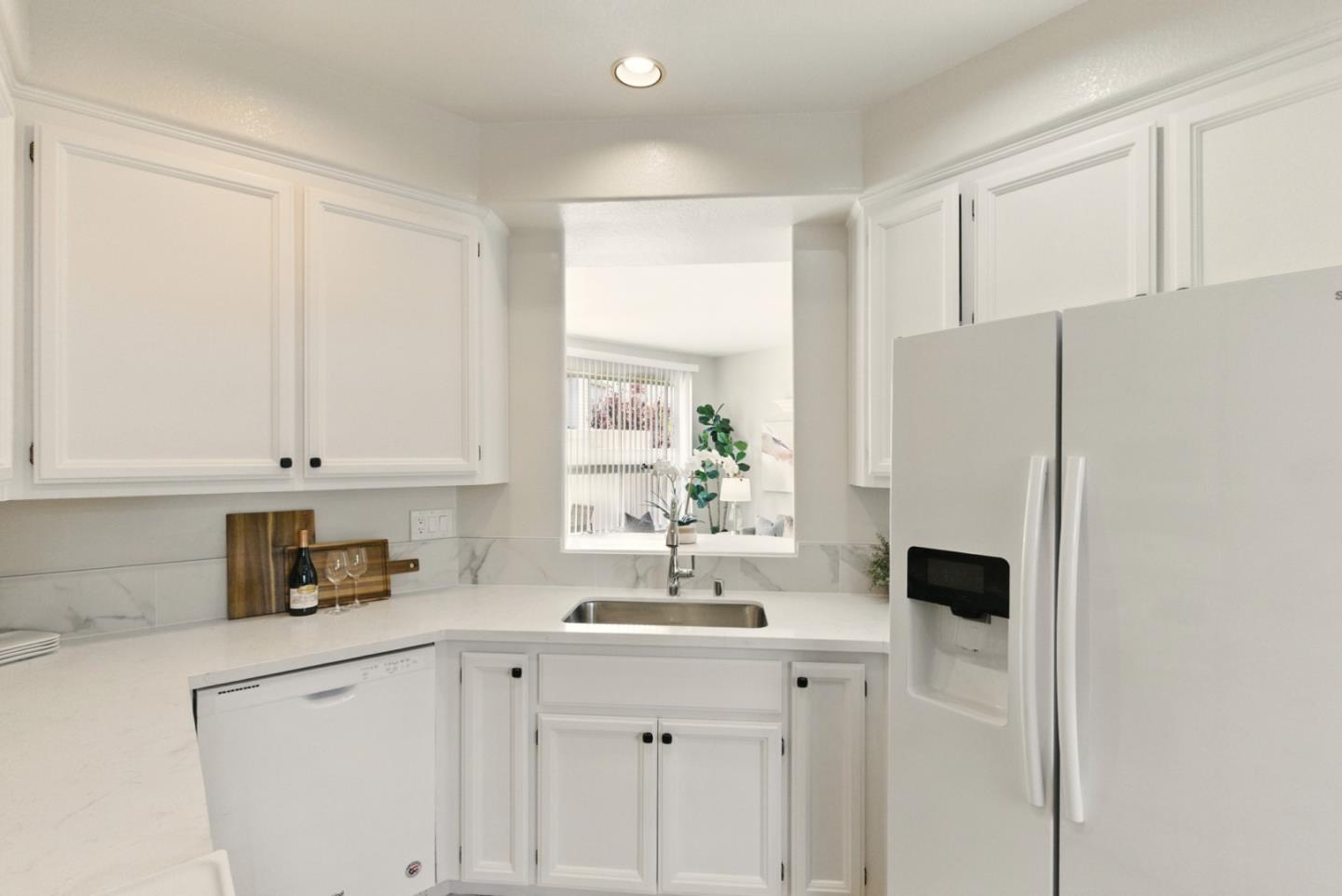 Detail Gallery Image 11 of 47 For 583 Shoal Cir, Redwood Shores,  CA 94065 - 2 Beds | 2/1 Baths