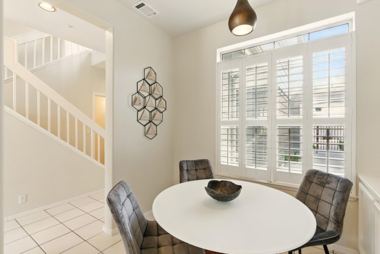 Detail Gallery Image 13 of 47 For 583 Shoal Cir, Redwood Shores,  CA 94065 - 2 Beds | 2/1 Baths