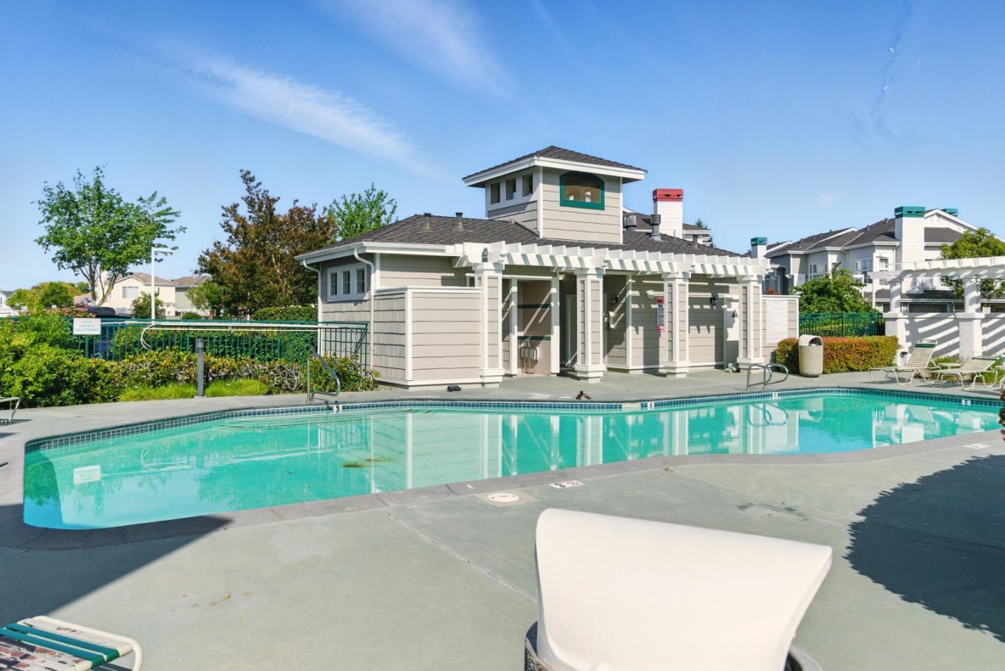 Detail Gallery Image 40 of 47 For 583 Shoal Cir, Redwood Shores,  CA 94065 - 2 Beds | 2/1 Baths