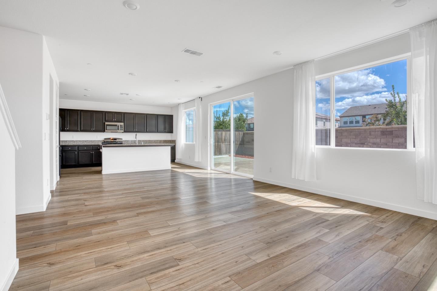 Detail Gallery Image 5 of 49 For 15954 Testarossa St, Lathrop,  CA 95330 - 4 Beds | 3 Baths