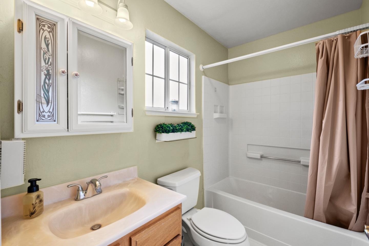 Detail Gallery Image 12 of 22 For 4 Primrose Cir, Seaside,  CA 93955 - 3 Beds | 2 Baths