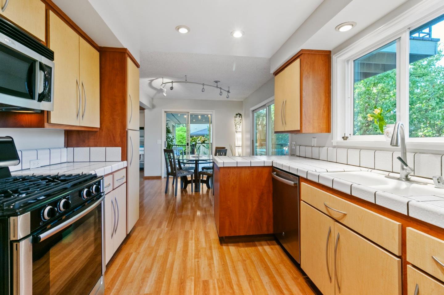 Detail Gallery Image 10 of 54 For 878 Hillcrest Dr, Redwood City,  CA 94062 - 5 Beds | 4 Baths