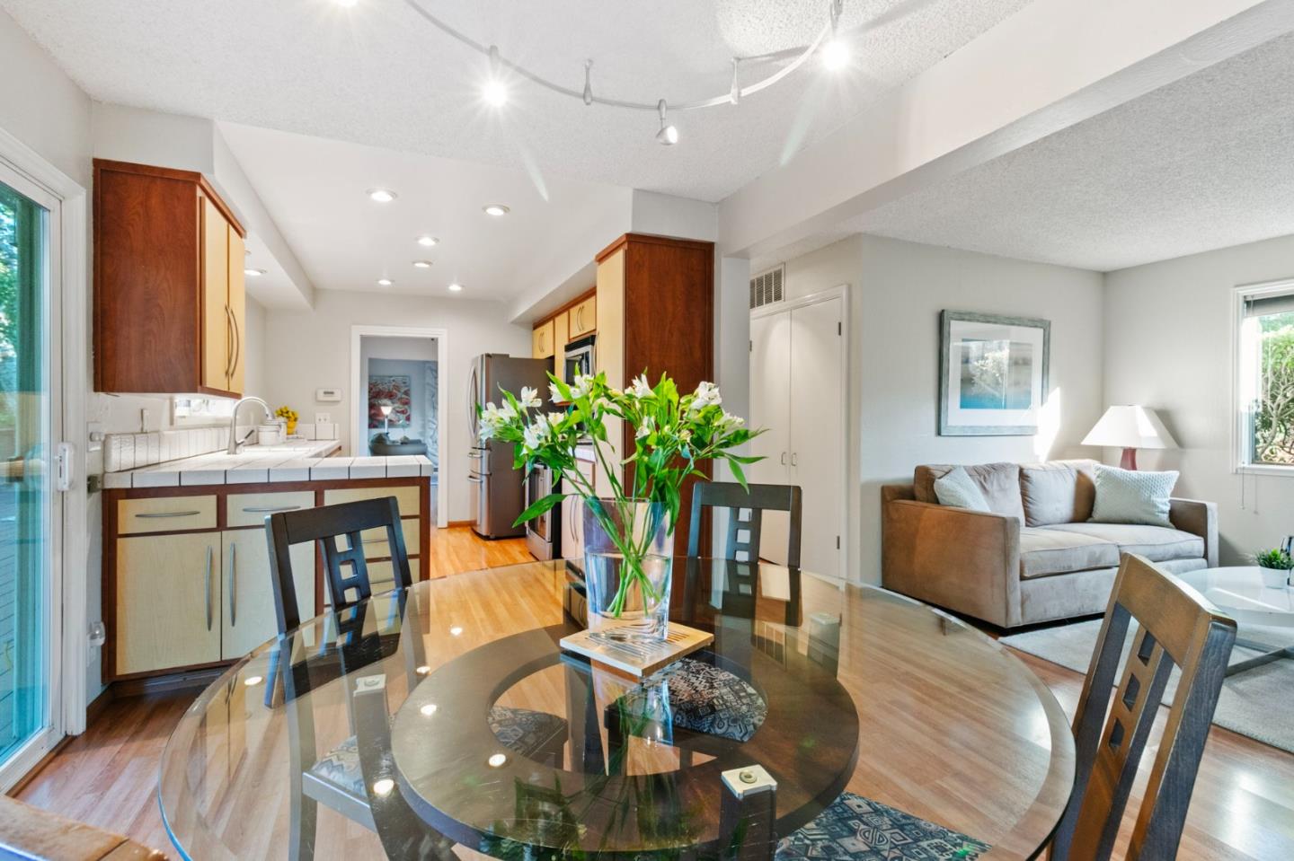 Detail Gallery Image 8 of 54 For 878 Hillcrest Dr, Redwood City,  CA 94062 - 5 Beds | 4 Baths
