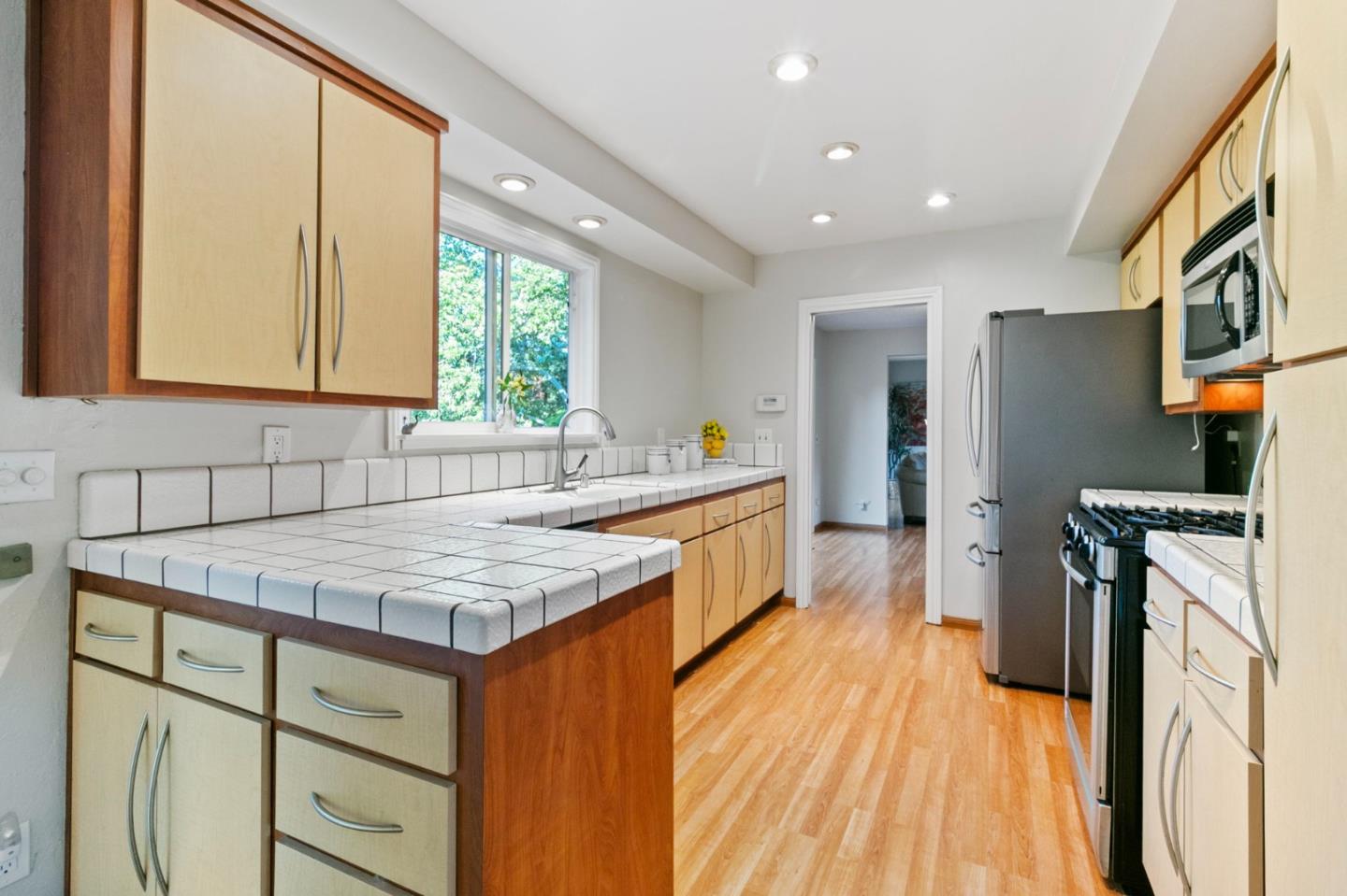 Detail Gallery Image 9 of 54 For 878 Hillcrest Dr, Redwood City,  CA 94062 - 5 Beds | 4 Baths