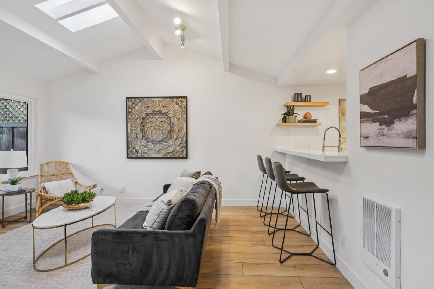 Detail Gallery Image 11 of 41 For 610 Gilbert Ave #2,  Menlo Park,  CA 94025 - 2 Beds | 1/1 Baths