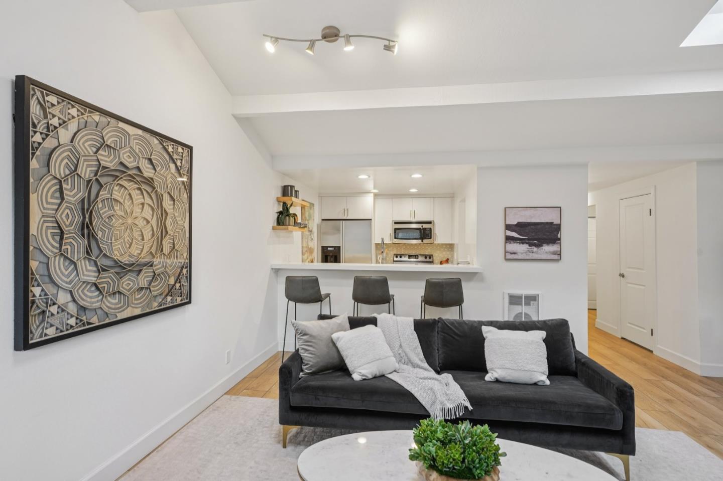 Detail Gallery Image 12 of 41 For 610 Gilbert Ave #2,  Menlo Park,  CA 94025 - 2 Beds | 1/1 Baths