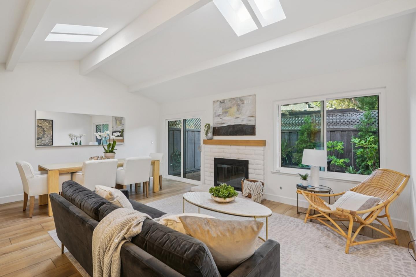 Detail Gallery Image 13 of 41 For 610 Gilbert Ave #2,  Menlo Park,  CA 94025 - 2 Beds | 1/1 Baths