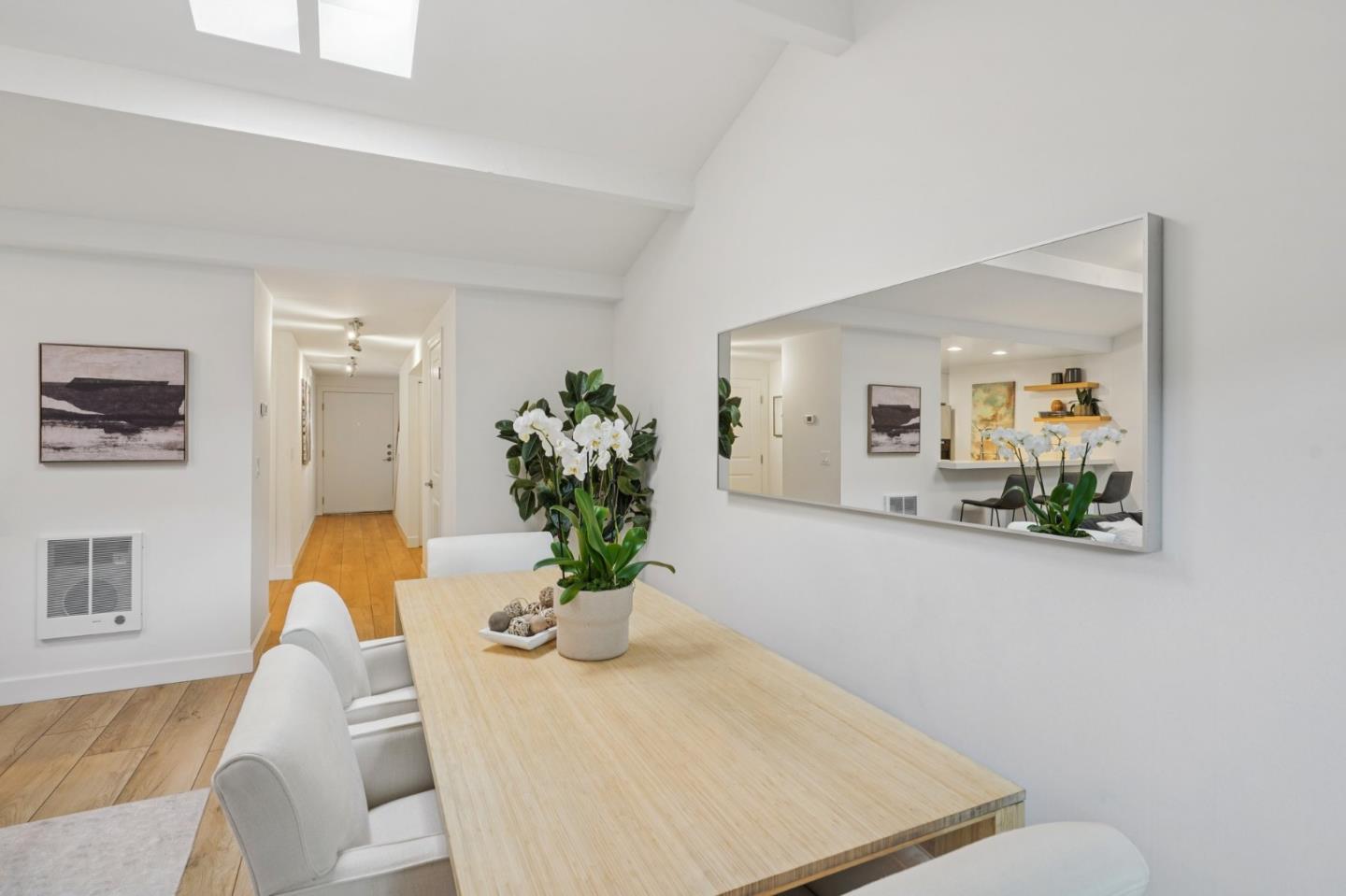 Detail Gallery Image 14 of 41 For 610 Gilbert Ave #2,  Menlo Park,  CA 94025 - 2 Beds | 1/1 Baths