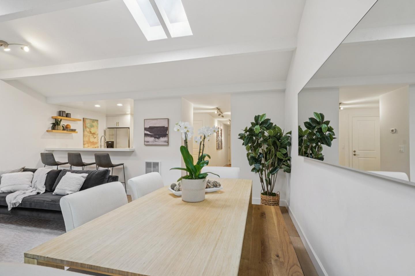 Detail Gallery Image 16 of 41 For 610 Gilbert Ave #2,  Menlo Park,  CA 94025 - 2 Beds | 1/1 Baths