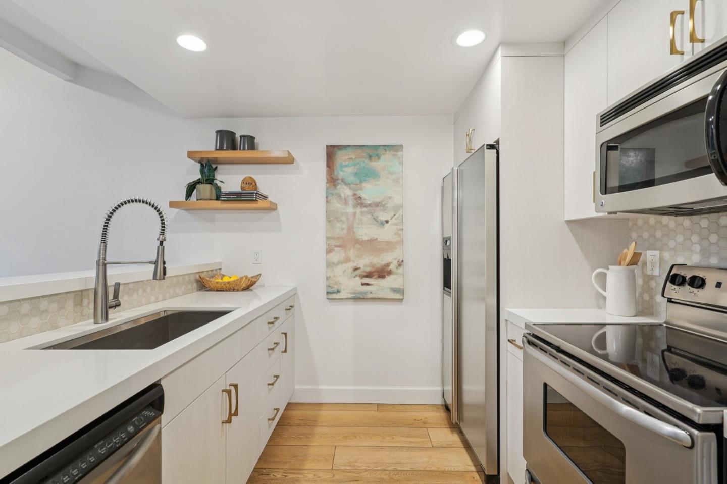 Detail Gallery Image 18 of 41 For 610 Gilbert Ave #2,  Menlo Park,  CA 94025 - 2 Beds | 1/1 Baths