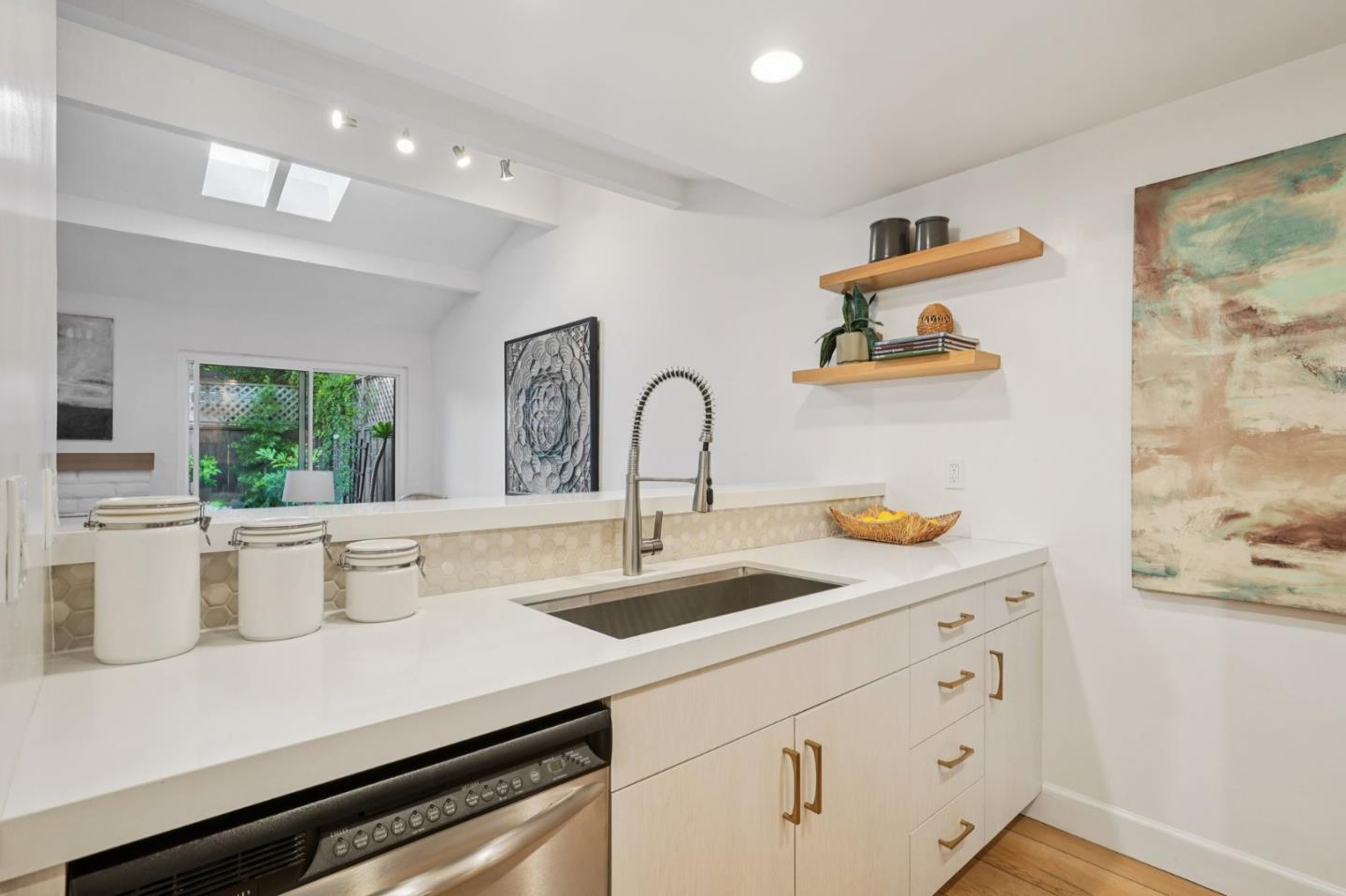 Detail Gallery Image 19 of 41 For 610 Gilbert Ave #2,  Menlo Park,  CA 94025 - 2 Beds | 1/1 Baths