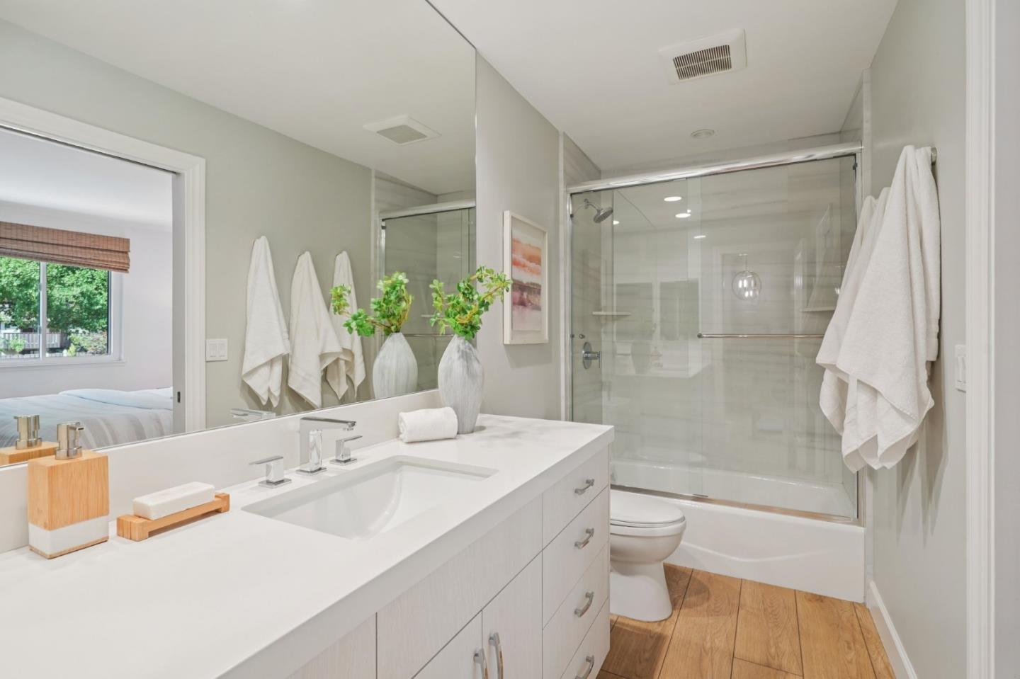 Detail Gallery Image 30 of 41 For 610 Gilbert Ave #2,  Menlo Park,  CA 94025 - 2 Beds | 1/1 Baths