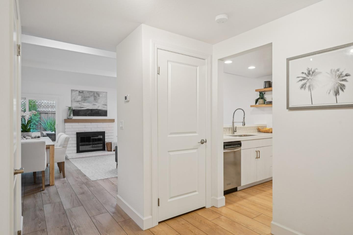 Detail Gallery Image 9 of 41 For 610 Gilbert Ave #2,  Menlo Park,  CA 94025 - 2 Beds | 1/1 Baths