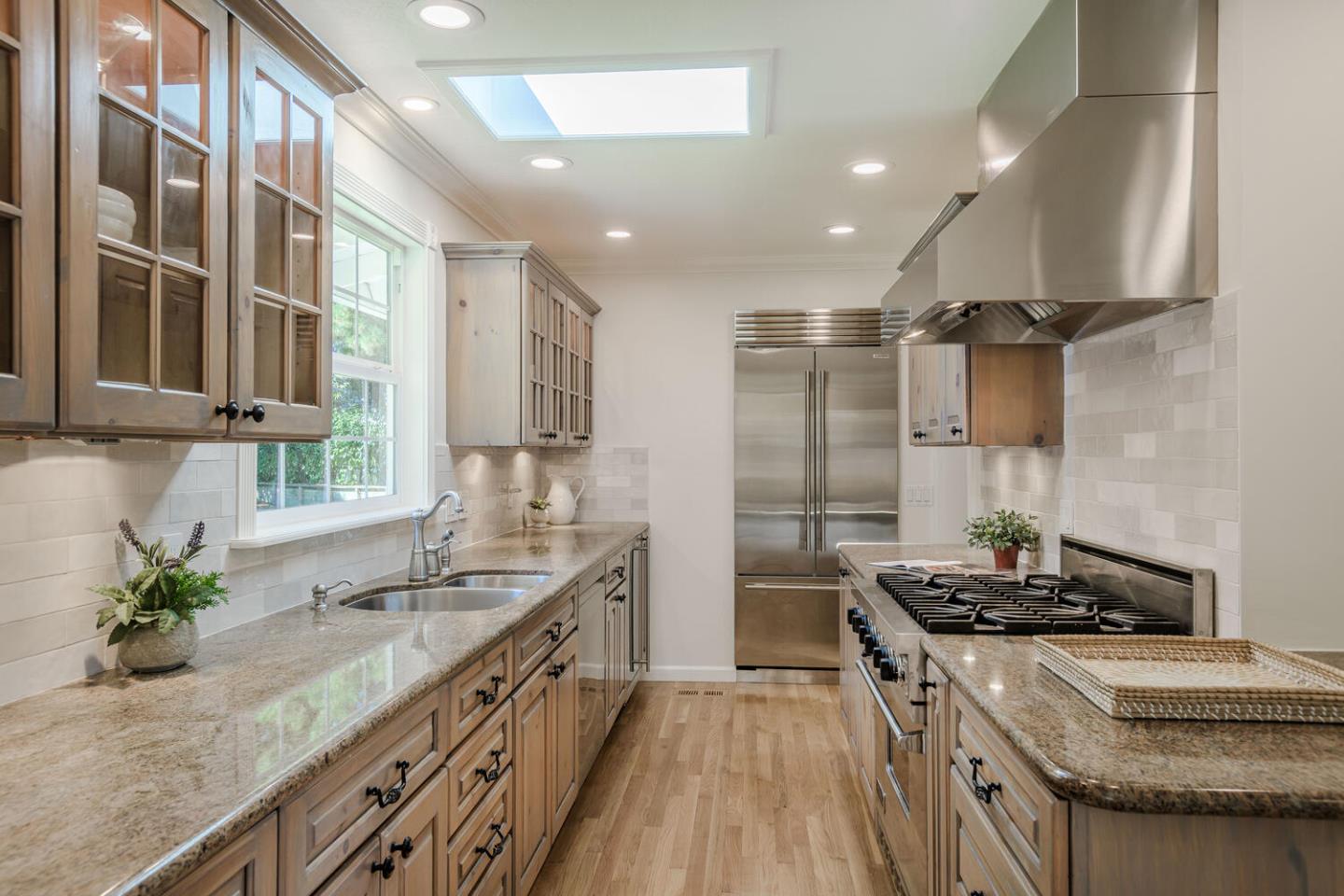 Detail Gallery Image 16 of 38 For 1597 Edgewood Dr, Palo Alto,  CA 94303 - 3 Beds | 2/1 Baths