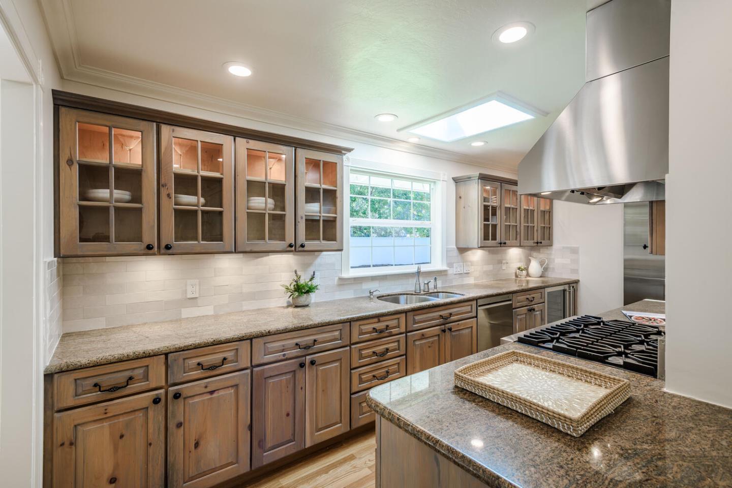 Detail Gallery Image 17 of 38 For 1597 Edgewood Dr, Palo Alto,  CA 94303 - 3 Beds | 2/1 Baths