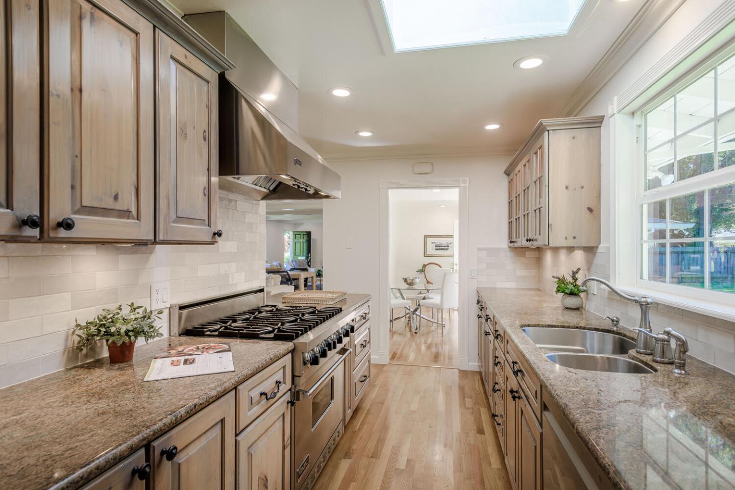 Detail Gallery Image 18 of 38 For 1597 Edgewood Dr, Palo Alto,  CA 94303 - 3 Beds | 2/1 Baths