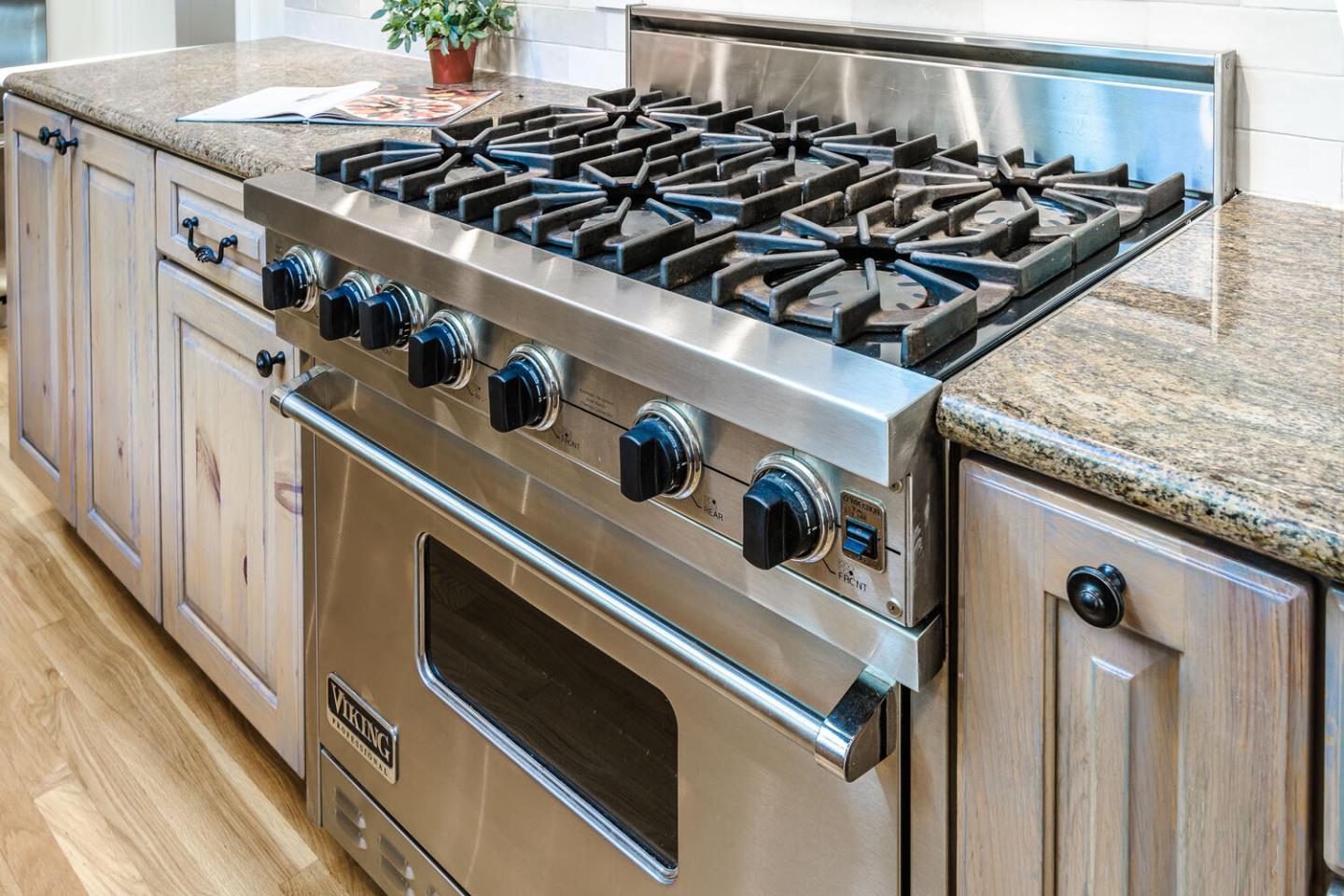 Detail Gallery Image 20 of 38 For 1597 Edgewood Dr, Palo Alto,  CA 94303 - 3 Beds | 2/1 Baths