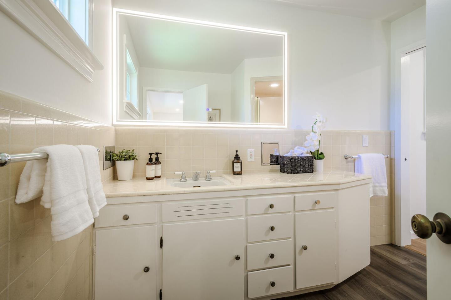 Detail Gallery Image 28 of 38 For 1597 Edgewood Dr, Palo Alto,  CA 94303 - 3 Beds | 2/1 Baths