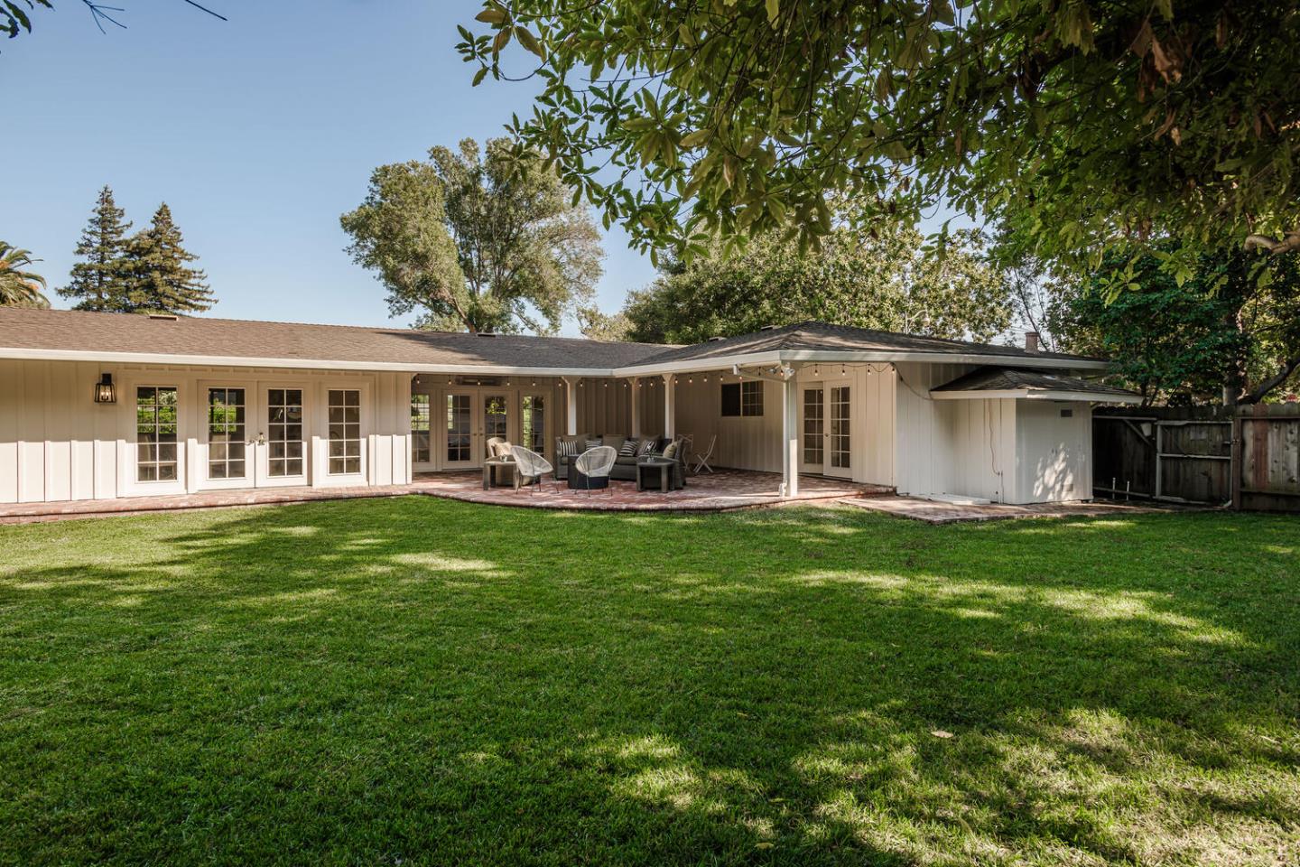 Detail Gallery Image 3 of 38 For 1597 Edgewood Dr, Palo Alto,  CA 94303 - 3 Beds | 2/1 Baths