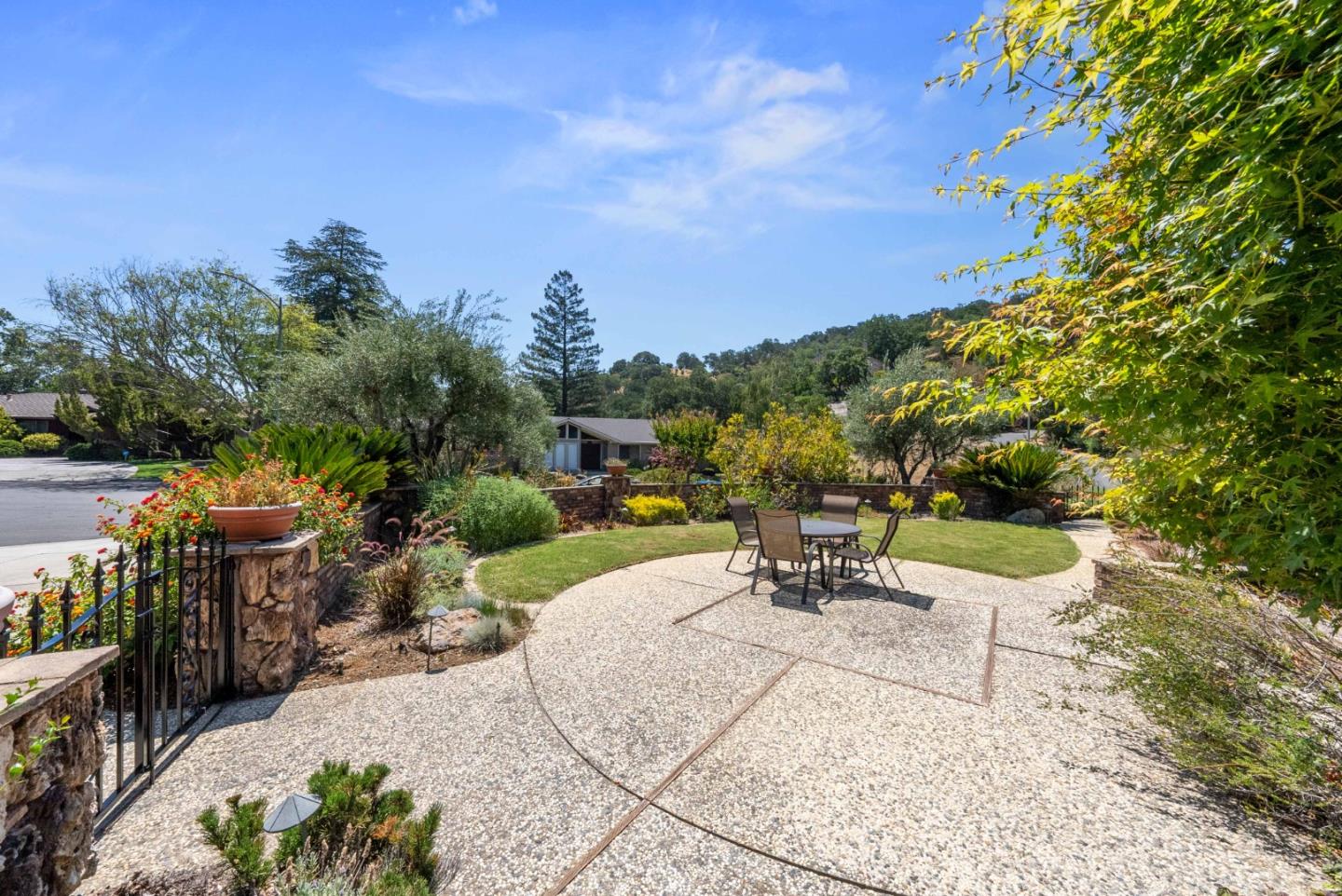 Detail Gallery Image 6 of 55 For 7175 Red Holly Ct, San Jose,  CA 95120 - 4 Beds | 2/1 Baths