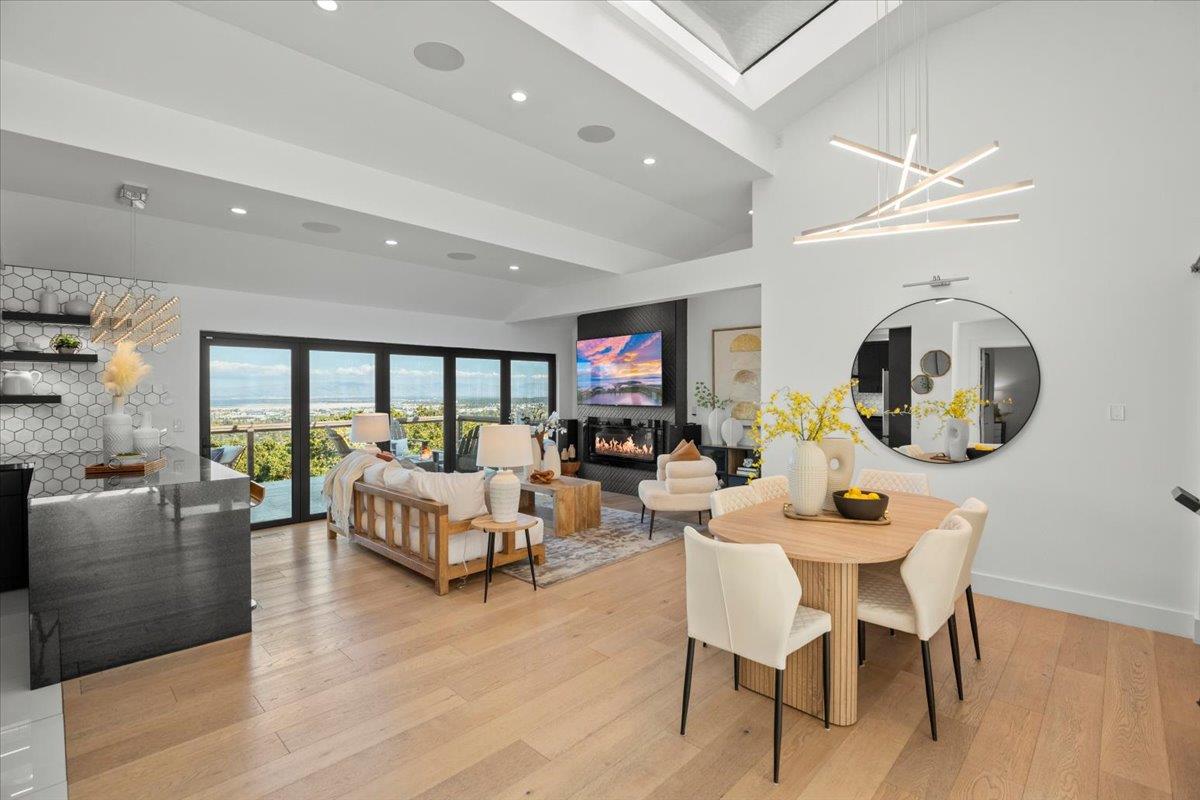 Detail Gallery Image 12 of 54 For 865 Somerset Ct, San Carlos,  CA 94070 - 5 Beds | 3 Baths