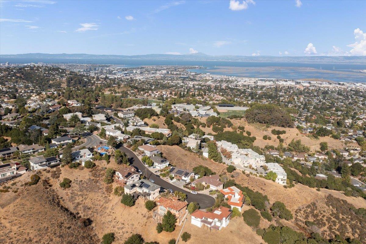 Detail Gallery Image 51 of 54 For 865 Somerset Ct, San Carlos,  CA 94070 - 5 Beds | 3 Baths