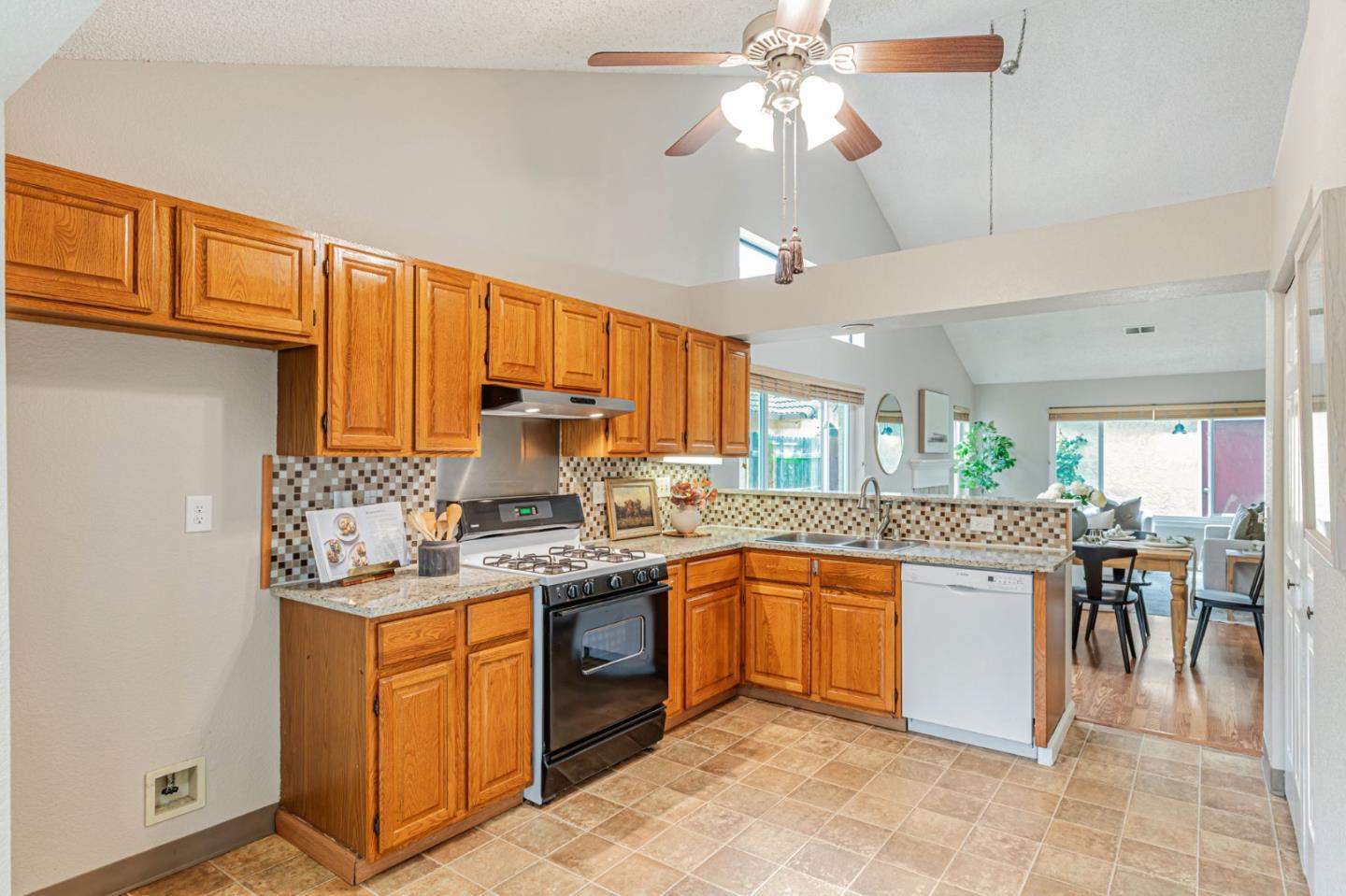 Detail Gallery Image 12 of 46 For 1143 Lerma Ln, Gilroy,  CA 95020 - 3 Beds | 2 Baths