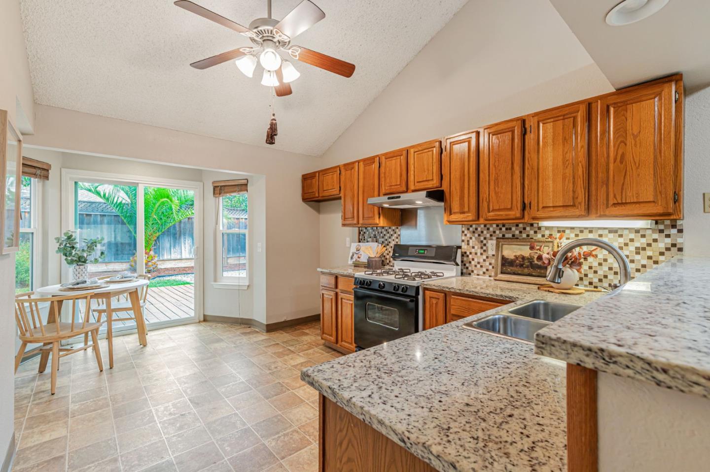 Detail Gallery Image 13 of 46 For 1143 Lerma Ln, Gilroy,  CA 95020 - 3 Beds | 2 Baths
