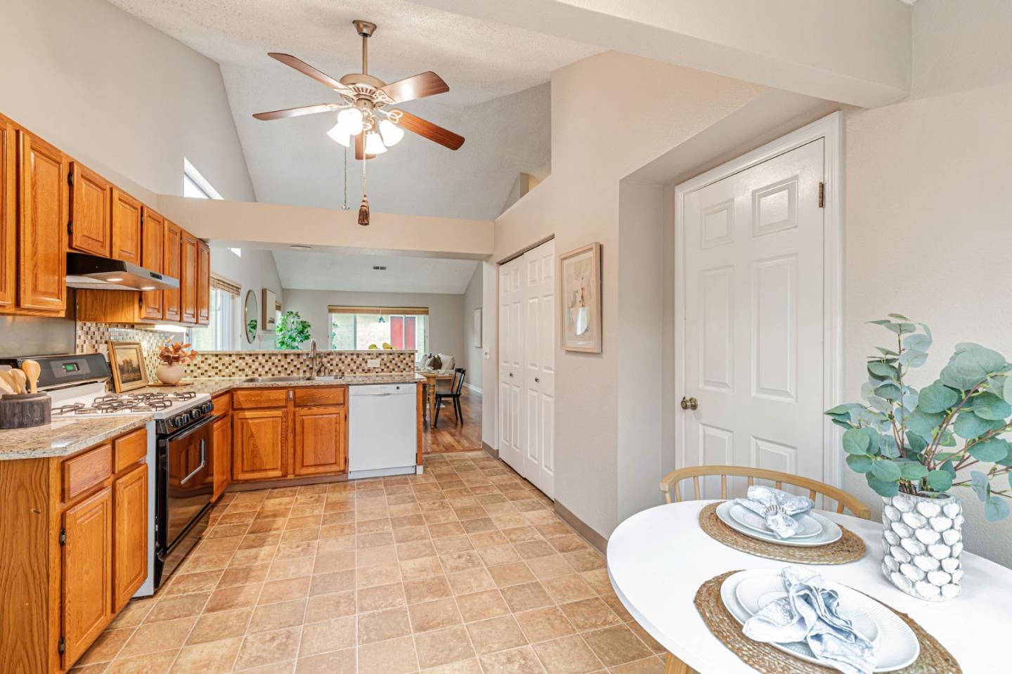 Detail Gallery Image 14 of 46 For 1143 Lerma Ln, Gilroy,  CA 95020 - 3 Beds | 2 Baths