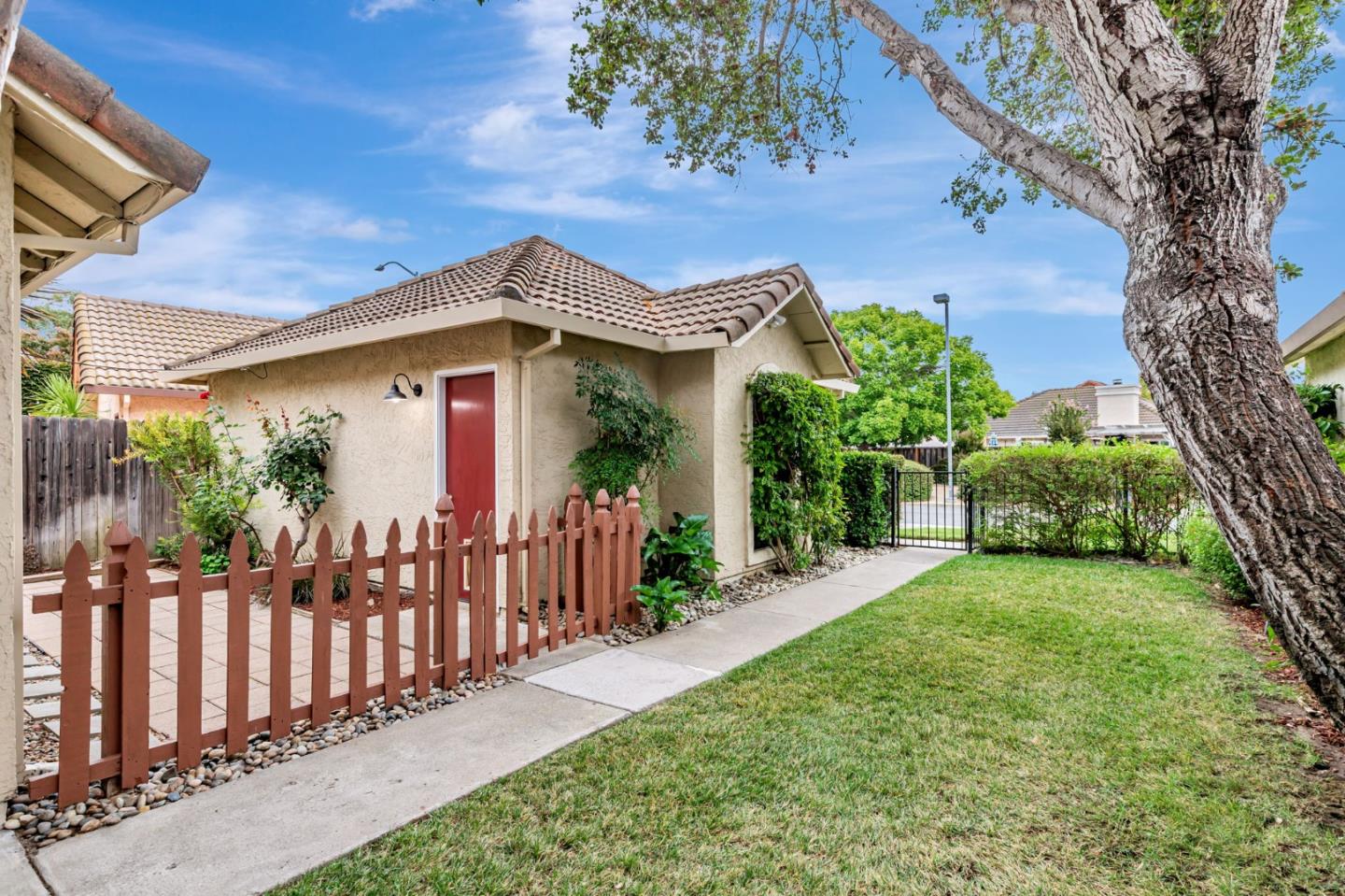 Detail Gallery Image 4 of 46 For 1143 Lerma Ln, Gilroy,  CA 95020 - 3 Beds | 2 Baths
