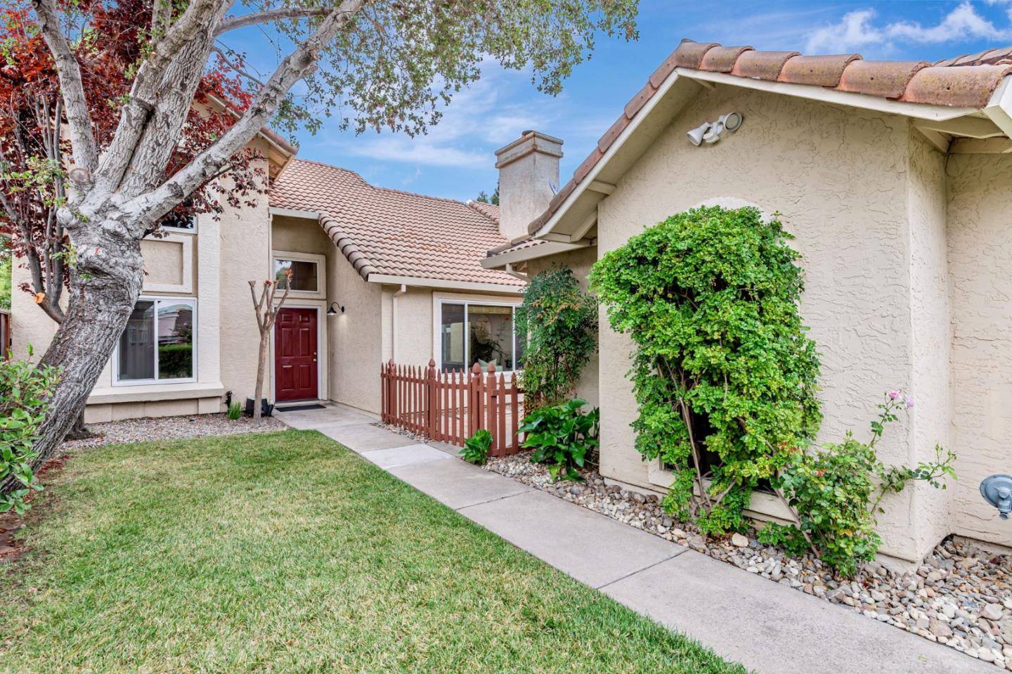 Detail Gallery Image 6 of 46 For 1143 Lerma Ln, Gilroy,  CA 95020 - 3 Beds | 2 Baths