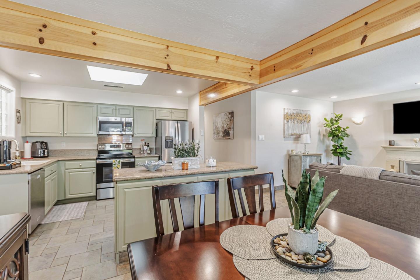 Detail Gallery Image 14 of 37 For 112 F St, Redwood City,  CA 94063 - 3 Beds | 2 Baths