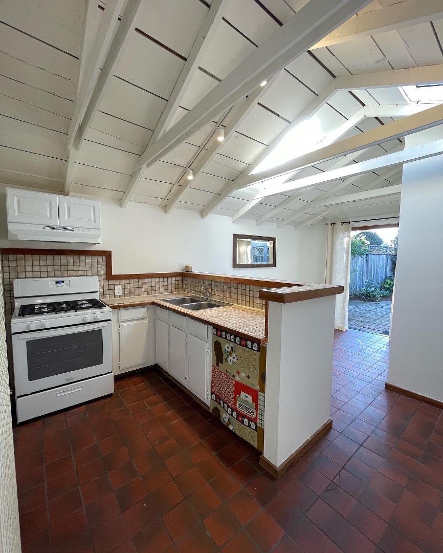 Detail Gallery Image 3 of 19 For 750 37th Ave #B,  Santa Cruz,  CA 95062 - 1 Beds | 1 Baths