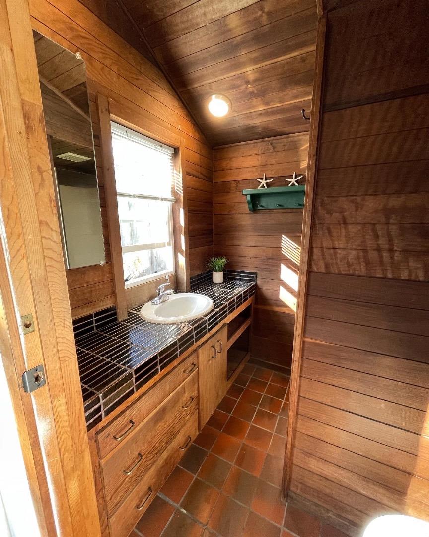 Detail Gallery Image 4 of 19 For 750 37th Ave #B,  Santa Cruz,  CA 95062 - 1 Beds | 1 Baths