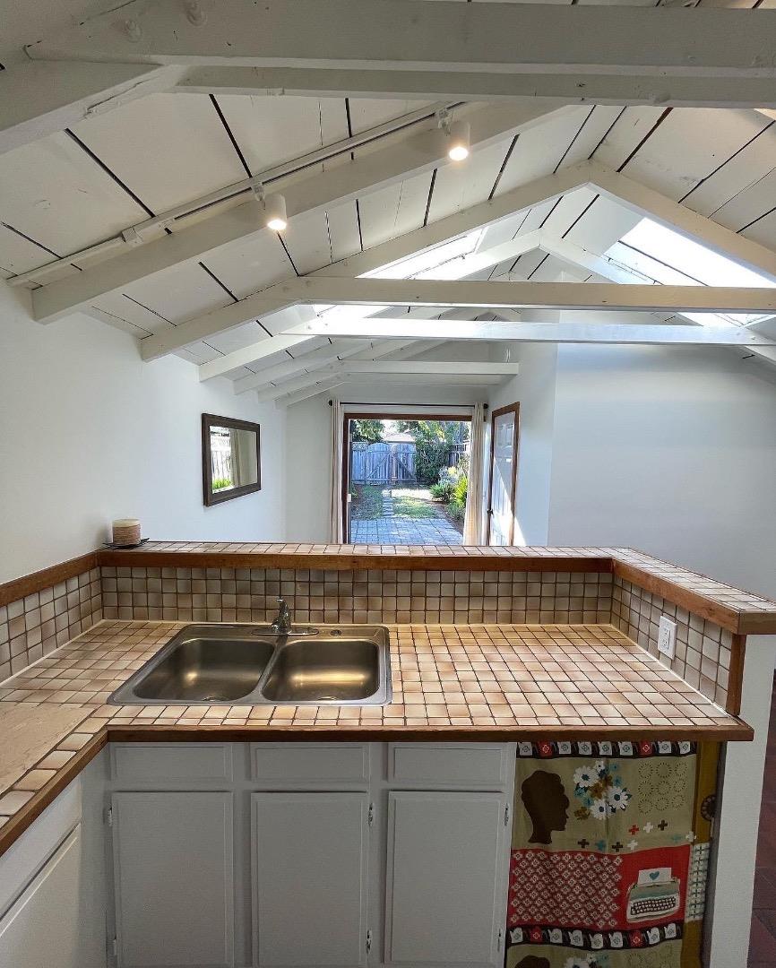 Detail Gallery Image 5 of 19 For 750 37th Ave #B,  Santa Cruz,  CA 95062 - 1 Beds | 1 Baths
