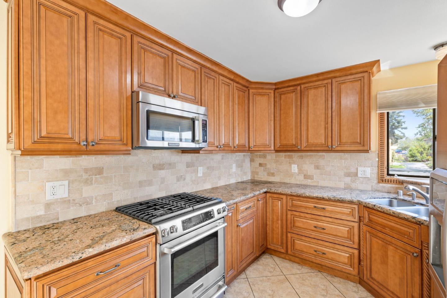 Detail Gallery Image 14 of 28 For 689 N 16th St, San Jose,  CA 95112 - 3 Beds | 2/1 Baths